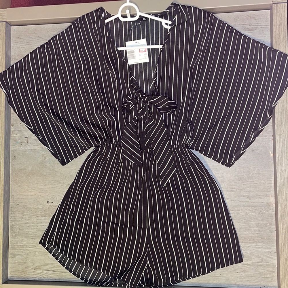 Black/white pinstripe Guess romper w/bow